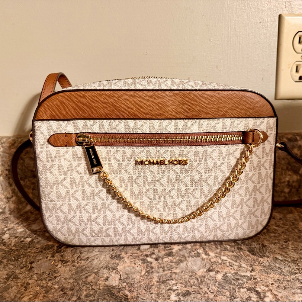 Michael Kors White and Tan Crossbody 👜🤎 gold hardware. Brand new! Carried once.